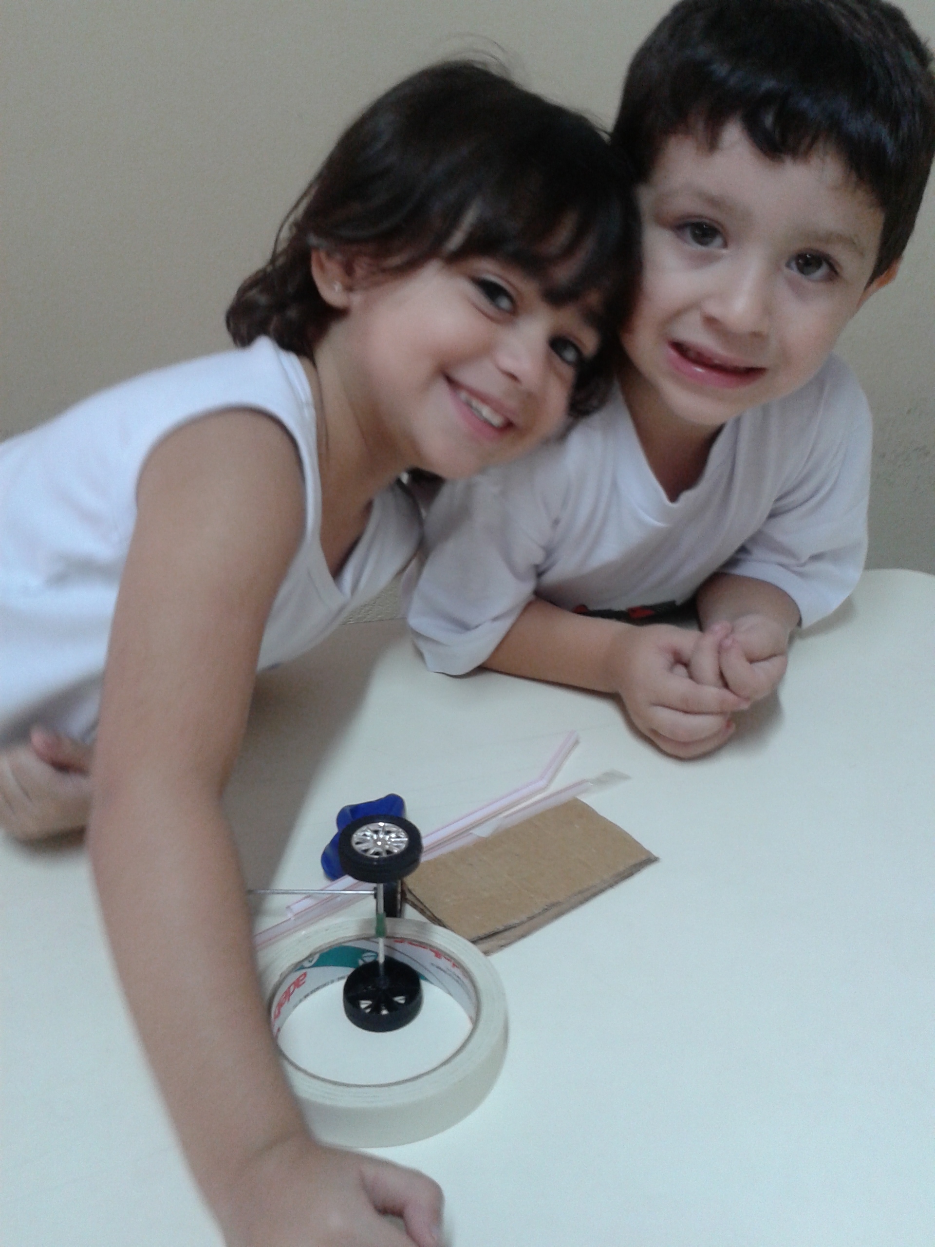 Robótica: Carrinho movido a bexiga – Escola Interação